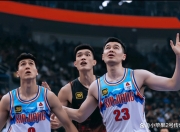 九游娱乐-关于今晨CBA常规赛焦点战；山东男篮防线松动；态度坚定；训练强度明显提升的信息